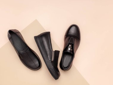 Siyah deri ayakkabı bej ve pembe pastel arka plan üzerinde hiçbir dantel