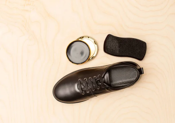 Zapato cuidado crema, esponja y negro para mujer Zapato sobre fondo claro de madera . — Foto de Stock