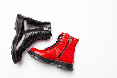 Beyaz arka planda bağcıklı kırmızı ve siyah iki bot. Üstte görüntü.