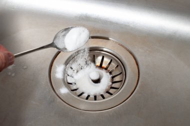 Kirli bir bulaşık makinesi lavabo üzerinde bir kaşık ta kabartma tozu