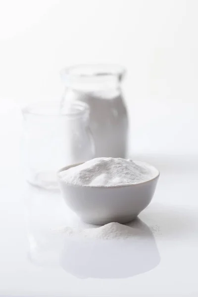 Jar dengan pemanis buatan aspartame E951 dan mangkuk di latar belakang mengkilap putih — Stok Foto