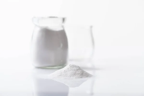 Pot avec édulcorant artificiel aspartame E951 est nocif pour la santé . — Photo