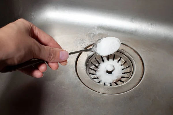 Kirli bir bulaşık makinesi lavabo üzerinde bir kaşık ta kabartma tozu