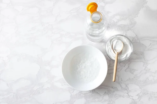 Espuma de bicarbonato de sodio en un tazón de vinagre — Foto de Stock