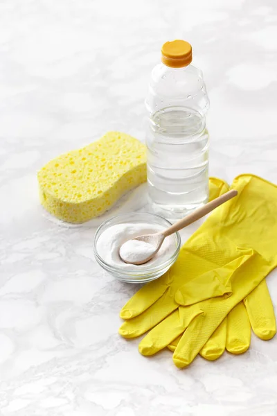 Backpulver, eine Flasche Essig, Gummihandschuhe auf einer Marmoroberfläche. Ansicht von oben. — Stockfoto