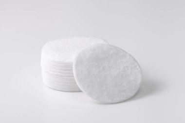 Bir yığın pamuk pedi ve kameraya yerleştirilmiş birkaç ayrı disk.