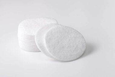 Bir yığın pamuk pedi ve kameraya yerleştirilmiş birkaç ayrı disk.