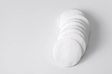 Gri üzerine bir yığın pamuk disk. Yukarıdan