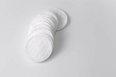 Gri üzerine bir yığın pamuk disk. Yukarıdan