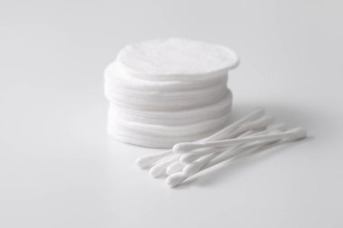 Bir yığın pamuk ve pamuklu çubuk.