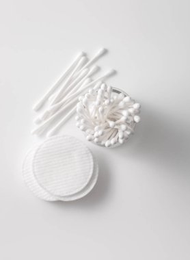 Kavanozda pamuk tomurcukları, gri arka planda pamuk yastıklar..