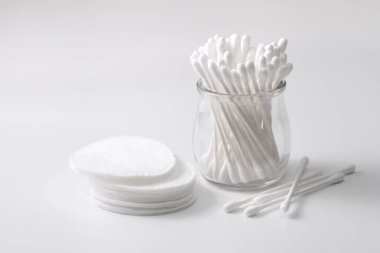 Kavanozda pamuk tomurcukları, gri arka planda pamuk yastıklar..