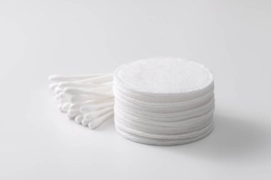 Bir yığın pamuk ve pamuklu çubuk.