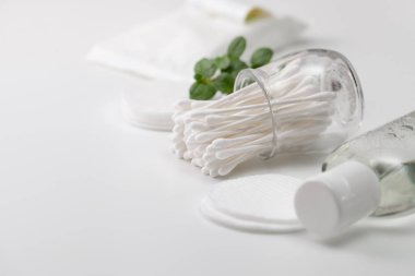 Kavanozda pamuk tomurcukları, pamuk pedleri ve yeşil bir dal 