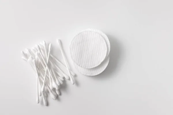 Una pila de almohadillas de algodón y hisopos de algodón en gris —  Fotos de Stock