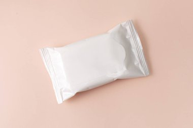 Pembe arka planda beyaz ıslak mendil paketleri