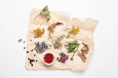 Beyaz arka planda bitkisel ilaçlar var.