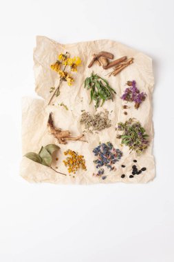 Beyaz arka planda bitkisel ilaçlar var.