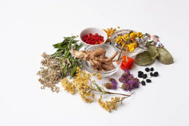 Beyaz arka planda bitkisel ilaçlar var.