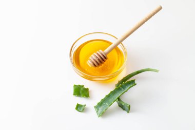 Vera Teyze gidiyor ve beyaz arka planda taze bal var.