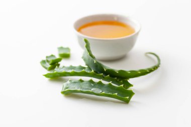 Vera Teyze gidiyor ve beyaz arka planda taze bal var.