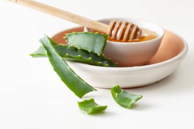 Vera Teyze gidiyor ve beyaz arka planda taze bal var.