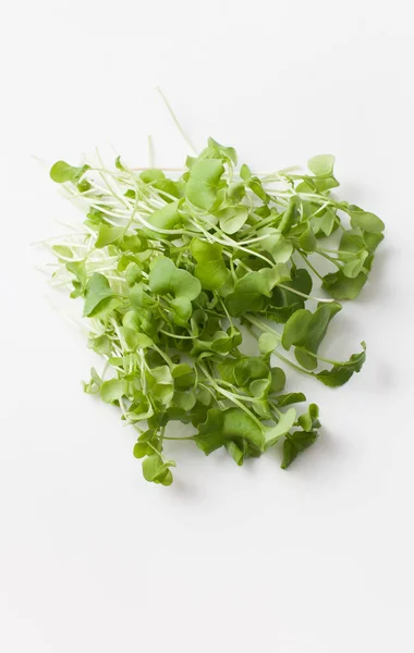 Jonge Daikon Greens Een Witte Achtergrond Voor Het Koken Koken — Stockfoto