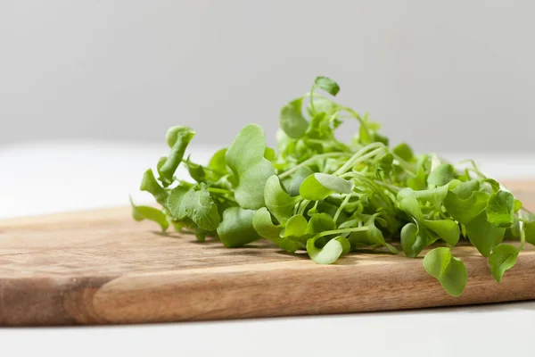 Een Stel Jonge Daikon Groentjes Een Snijplank Keuken Kopieer Ruimte — Stockfoto