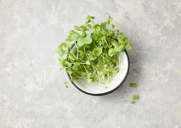 Bovenaanzicht Verse Jonge Daikon Greens Voor Salade Een Kom Een — Stockfoto