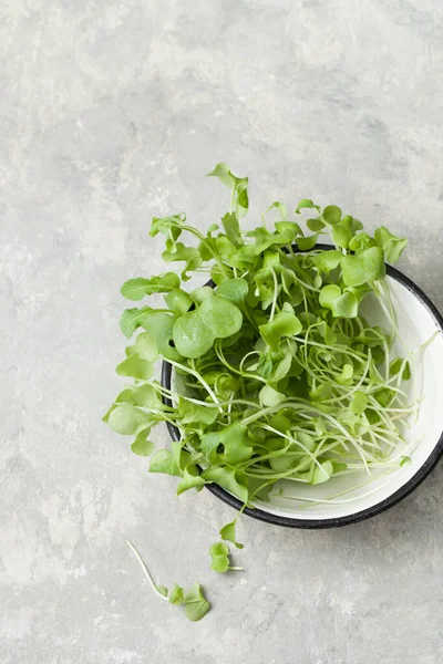 Jonge Daikon Greens Bovenop Een Salade Kom Een Grijs Stenen — Stockfoto