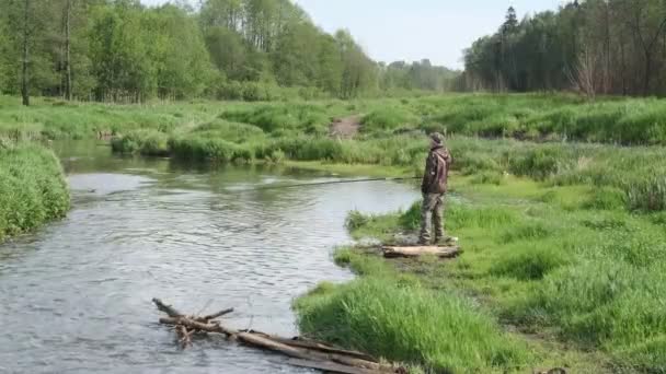 Pescador Lugar Pintoresco Pequeño Río Pesca Con Una Caña — Vídeos de Stock