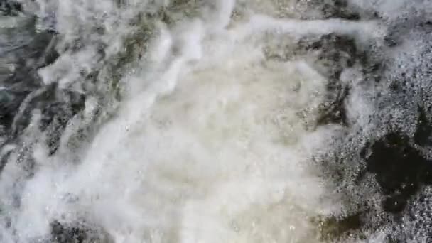 Une vue rapprochée de l'eau moussante d'en haut en vidéo au ralenti 