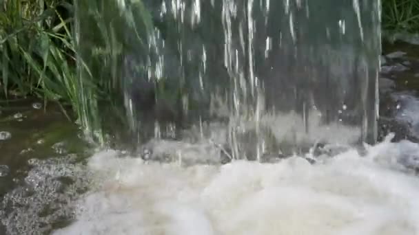 Detailní Záběr Vodopádu Vody Potrubí Cákancemi Bublající Vodou Zpomaleném Videu — Stock video