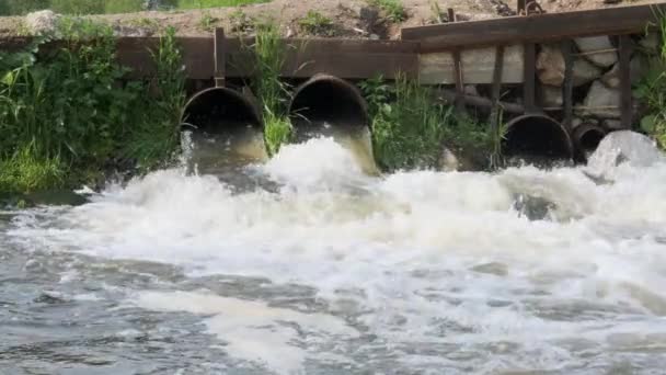在慢动作视频中 通过管子将水排入水池以净化水 使其不含有害杂质 — 图库视频影像
