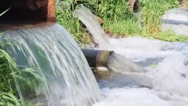 Слить Воду Через Дренажную Трубу Пузырьковая Вода Сточных Вод Очистки — стоковое видео