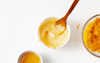 Ev spa tedavisi için karışık zerdeçal, bal ve yoğurt. Boşluk metnini kopyala.