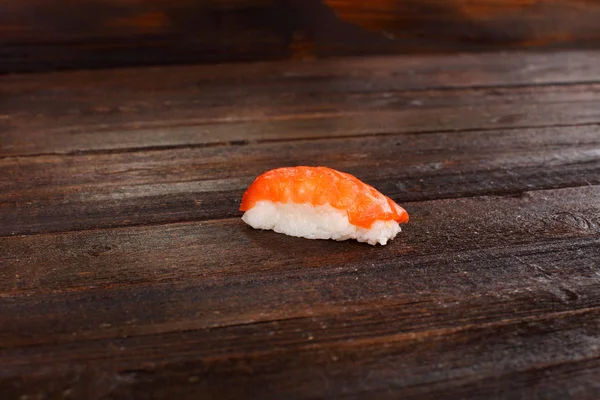 Somon de sushi negru pe fundal din lemn — Fotografie, imagine de stoc
