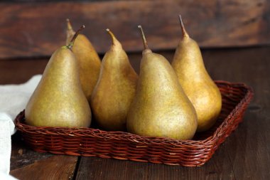 olgun armut yalan eski rendelenmiş ahşap kurullarında grup.