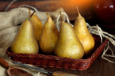 olgun armut yalan eski rendelenmiş ahşap kurullarında grup.