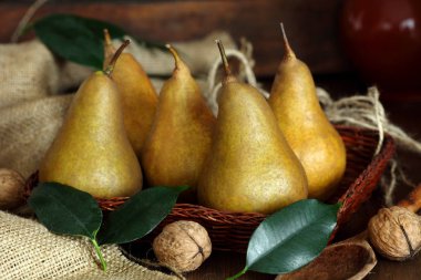 olgun armut yalan eski rendelenmiş ahşap kurullarında grup.