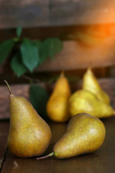 Gruppo di pere mature si trovano su vecchie tavole di legno piallato . — Foto Stock