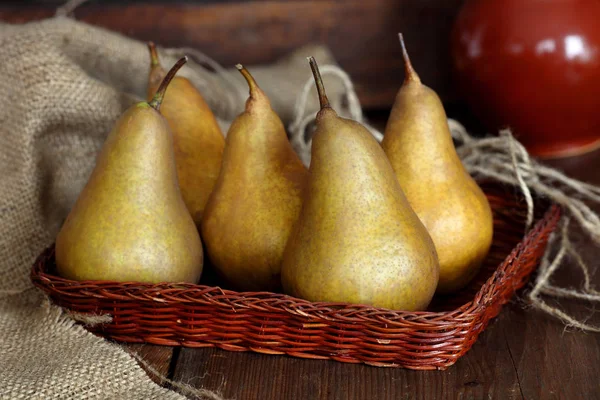 olgun armut yalan eski rendelenmiş ahşap kurullarında grup.