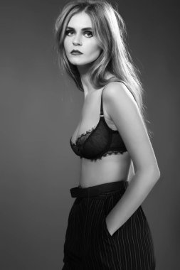 yüksek moda look.glamor siyah kumaş modelde güzel seksi şık beyaz genç kadının portresi