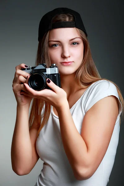 Young beautiful woman taking a photo with a retro camera — Stock Photo, Image