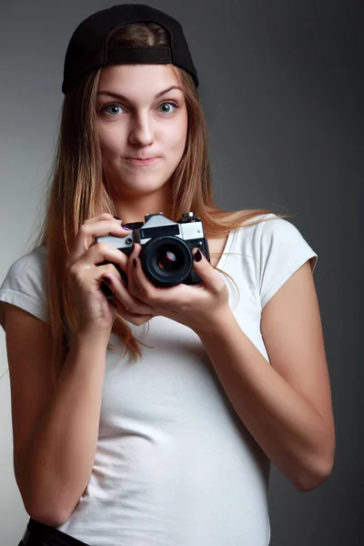 Young beautiful woman taking a photo with a retro camera — Stock Photo, Image