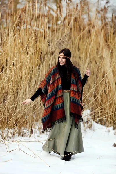 Közelkép portré egy lány, télen között cukornád. — Stock Fotó