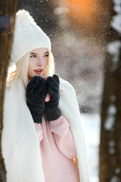 Jovem menina branca beber café quente ao ar livre para se aquecer no dia frio de inverno. Retrato de mulher feliz com copo de cappuccino ou caneca de papel latte fora. — Fotografia de Stock