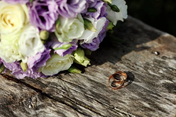 Ahşap nikah yüzükleri — Stok fotoğraf