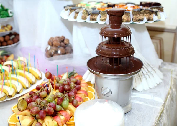 Mesa de sobremesa com fonte de máquina de chocolate — Fotografia de Stock