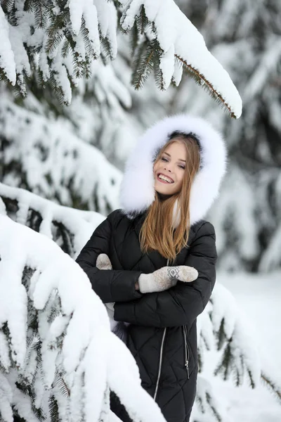 Moda jovem mulher no tempo de inverno — Fotografia de Stock